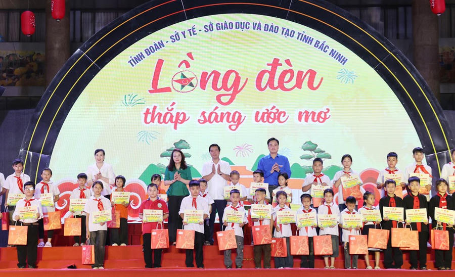 Lãnh đạo tỉnh Bắc Ninh trao học bổng "Nâng bước chân em đến trường" cho các em thiếu nhi