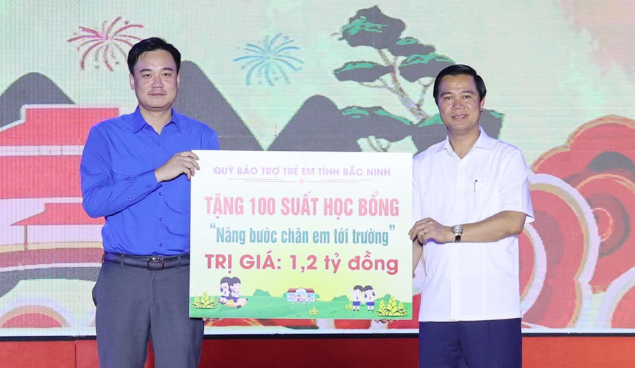 Phó Chủ tịch UBND tỉnh, Chủ tịch Hội đồng Quỹ Bảo trợ trẻ em tỉnh Bắc Ninh Lê Xuân Lợi trao 100 suất học bổng đỡ đầu cho thiếu nhi có hoàn cảnh khó khăn