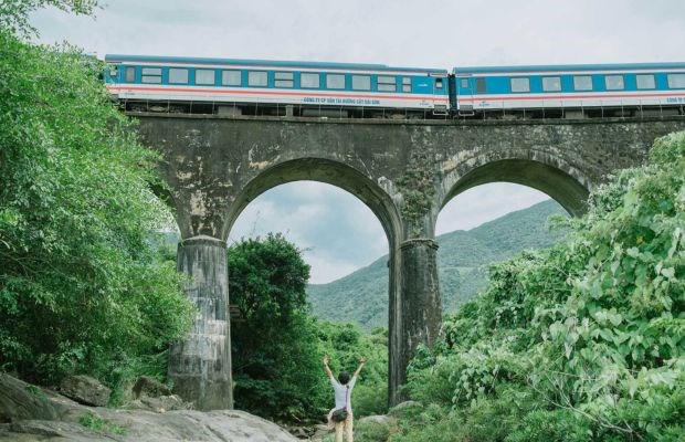 Tàu qua đèo Hải Vân. Ảnh: ST