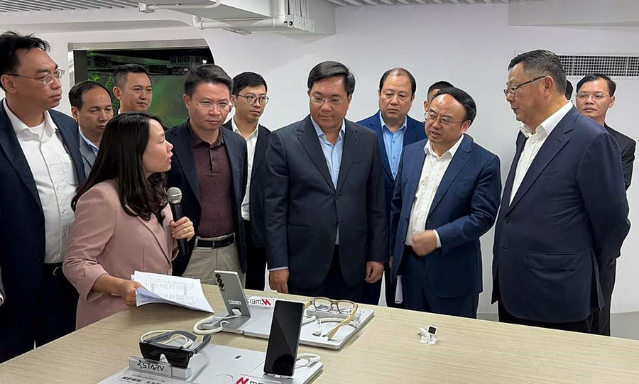 Tham quan showroom giới thiệu các dòng xe của Geely