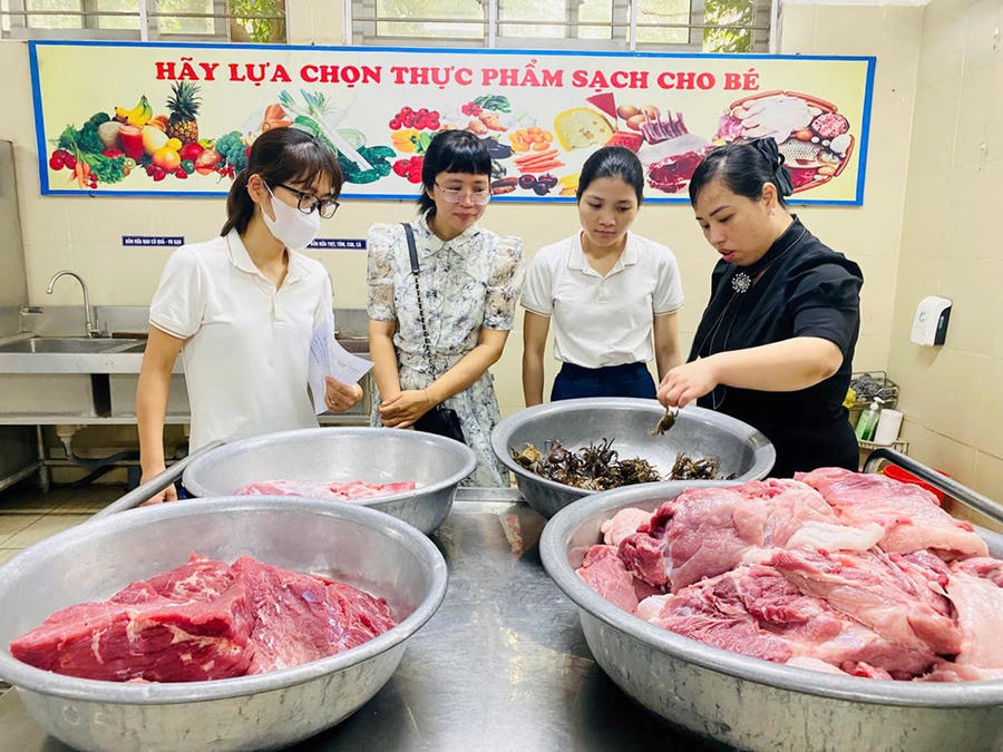 Đa số phụ huynh chỉ được giám sát thực phẩm tươi sống vào đầu giờ sáng