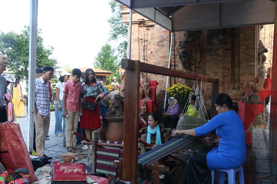 Văn hóa bản địa độc đáo đang trở thành sản phẩm du lịch cuốn hút du khách trong và ngoài nước khi đến với Khánh Hòa