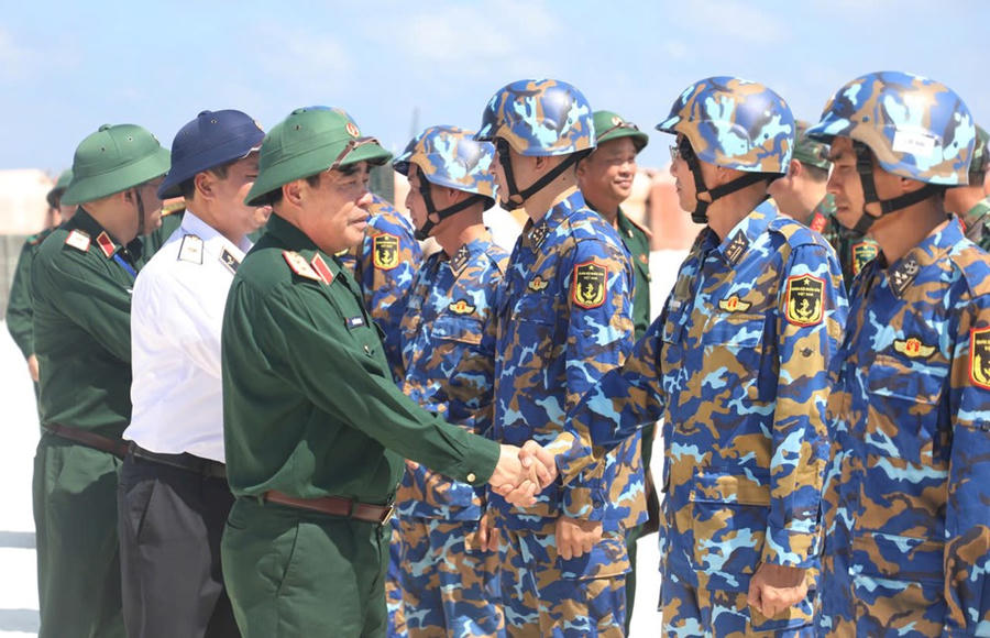 Cán bộ chiến sĩ đảo Đá Nam đón đoàn công tác