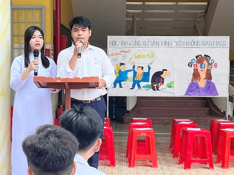 Ngày càng nhiều trường tổ chức sinh hoạt chuyên đề ứng xử văn minh trên không gian mạng cho học sinh. Trong ảnh: Học sinh lớp 12 trường THPT tư thục Ấp Bắc (Đồng Tháp) sinh hoạt chuyên đề “Học sinh và ứng xử văn minh trên không gian mạng”. Ảnh: X.AN