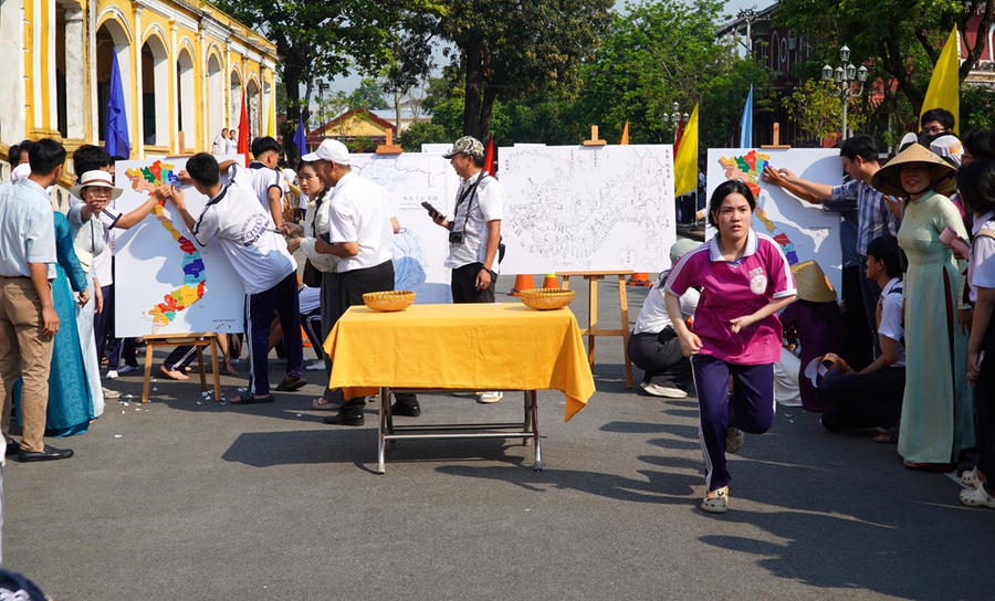 Học sinh Huế hào hứng tìm hiểu cải cách của vua Minh Mạng qua trò chơi trải nghiệm