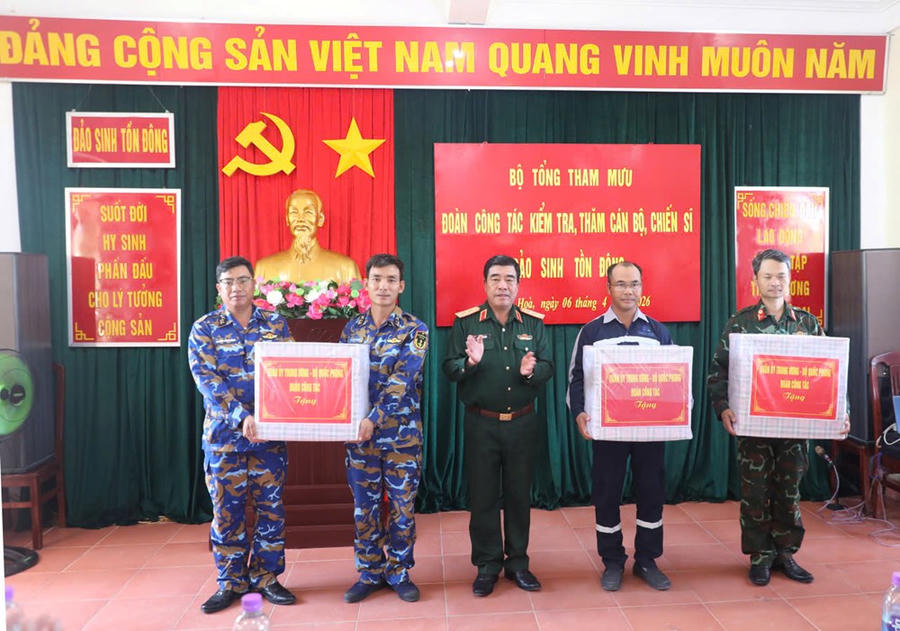 Bộ đội đảo Sinh Tồn Đông nhận quà của đoàn công tác và đất liền gửi tặng