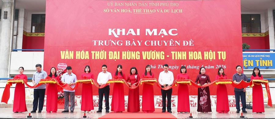 Các đại biểu thực hiện nghi thức cắt băng khai mạc trưng bày.