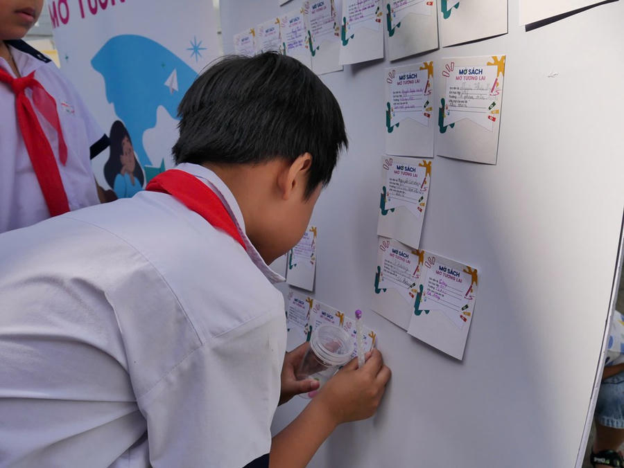 Các em học sinh gửi gắm những ước mơ thông qua góc "Viết cho tương lai"
