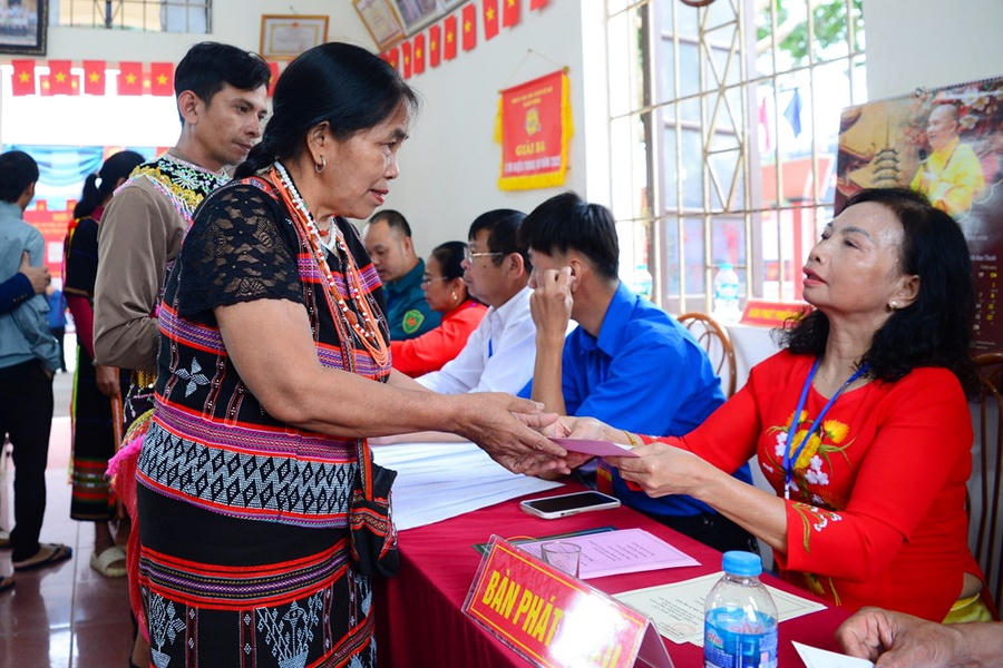 Đồng bào dân tộc nhận phiếu bầu cử