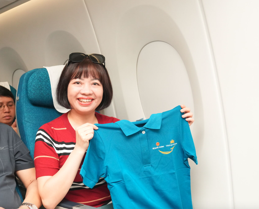 Từng chiếc áo phông xanh được trao đến tay mọi người