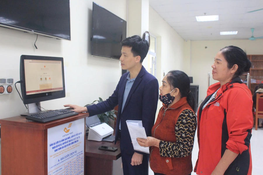 Cán bộ Trung tâm Phục vụ hành chính công phường Vĩnh Yên hướng dẫn người dân thực hiện dịch vụ công trực tuyến.