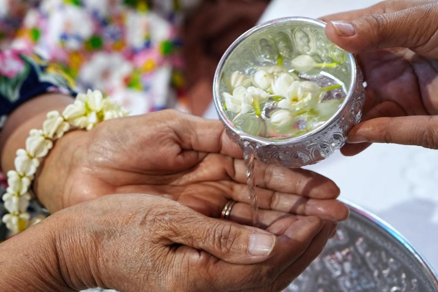 Nước tượng trưng cho sự thanh tẩy, giúp gột rửa điều không may và mang lại khởi đầu mới. Ảnh: ST