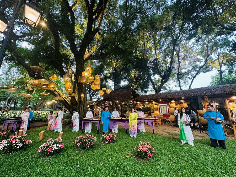 Vườn Ánh sáng- sự giao thoa của nghệ thuật và tri thức Vườn Ánh sáng- sự giao thoa của nghệ thuật và tri thức