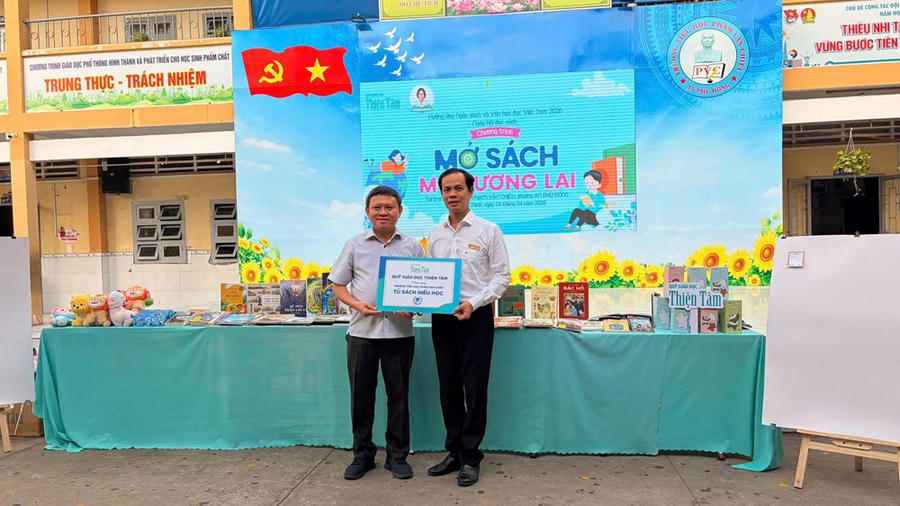 Đại diện Quỹ Giáo dục Thiện Tâm trao tặng "Tủ sách hiếu học" cho đại diện Trường Tiểu học Phạm Văn Chiêu trong lễ khởi động chương trình “Mở sách – Mở tương lai”