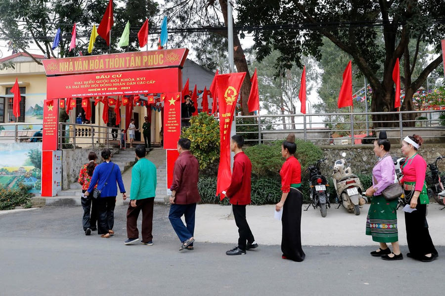Bà con các dân tộc xếp hàng vào điểm bỏ phiếu, thực hiện quyền, nghĩa vụ của công dân