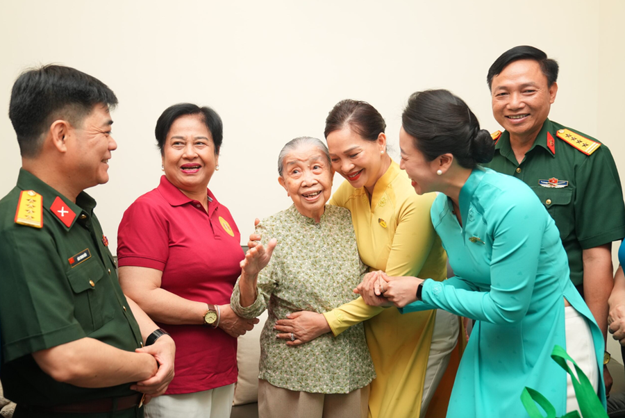 Đoàn đại biểu thăm hỏi gia đình các Mẹ Việt Nam Anh hùng