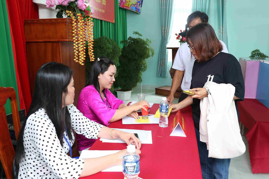 Việc bố trí cơ sở vật chất và người hướng dẫn cử tri bỏ phiếu được thực hiện đầy đủ, khoa học; công tác bảo đảm an ninh trật tự được thực hiện nghiêm