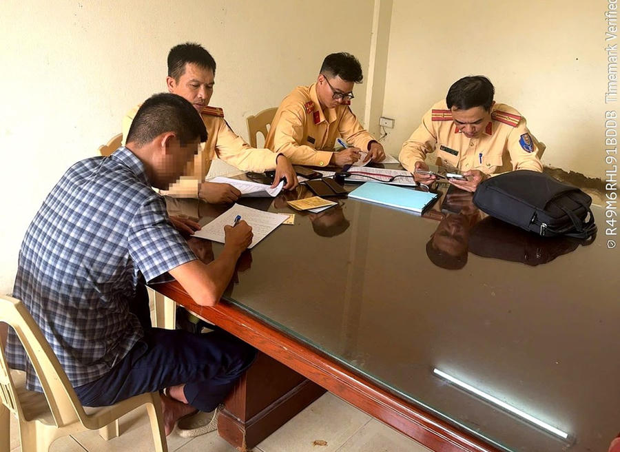 Lực lượng Cảnh sát giao thông lập biên bản vi phạm hành chính đối với anh .M. Ảnh: Công an Thanh Hoá cung cấp