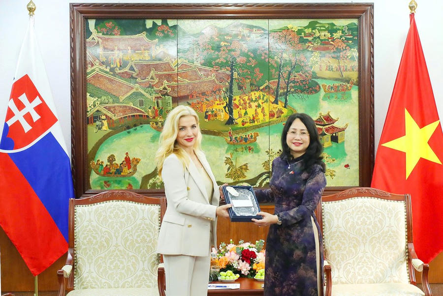 Bộ trưởng Martina Šimkovičová tặng quà lưu niệm cho Bộ trưởng Lâm Thị Phương Thanh