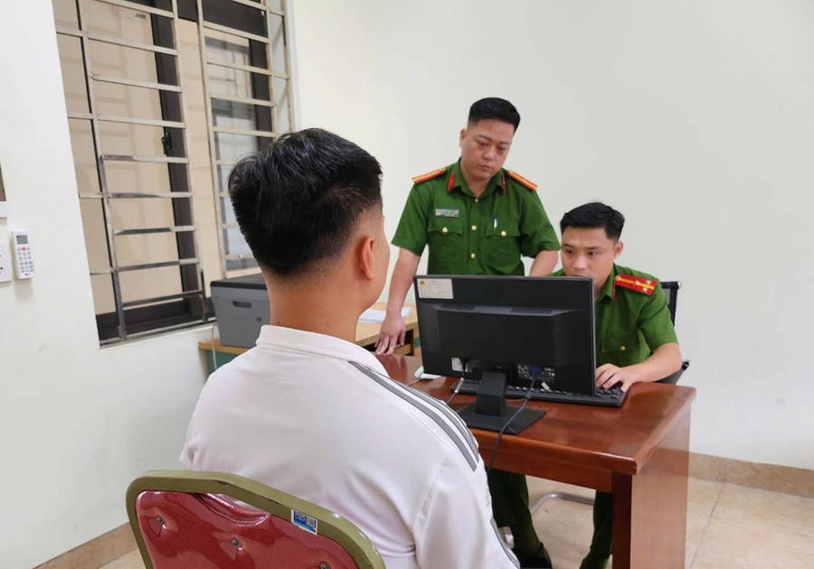 Công an phường Lào Cai làm việc với N.V.T
