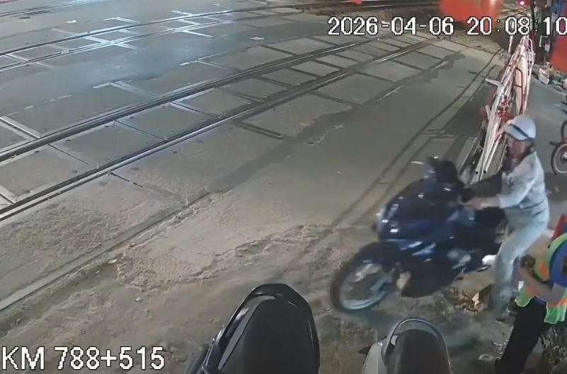 Hai nhân viên gác chắn tàu bị hành hung khi đang làm nhiệm vụ Hai nhân viên gác chắn tàu bị hành hung khi đang làm nhiệm vụ