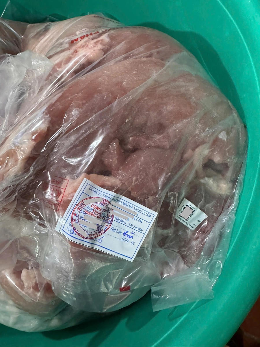 Túi thịt lợn tem nhãn không có thông số trọng lượng và không được niêm phong, dễ dàng “đấu trộn” thịt ngoài