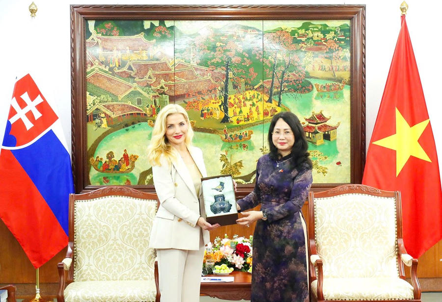 Bộ trưởng Lâm Thị Phương Thanh tặng quà lưu niệm cho Bộ trưởng Martina Šimkovičová