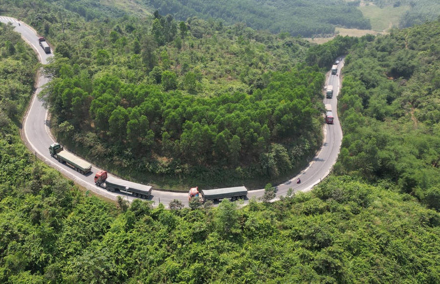 Xe đầu kéo "vượt đèo" trên tuyến Quốc lộ 49 đi miền núi A Lưới