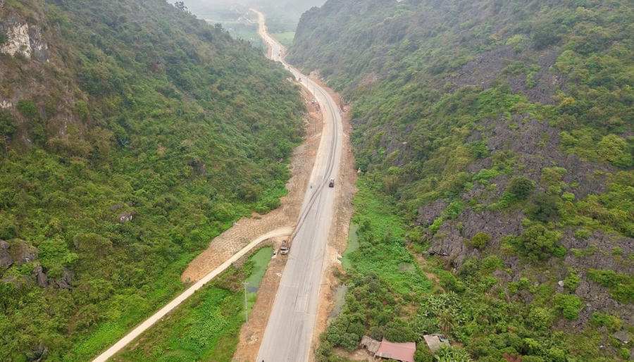 Tuyến đường Bái Đính - Ba Sao chạy qua Khu bảo tồn thiên nhiên đất ngập nước Vân Long với cảnh quan hùng vĩ