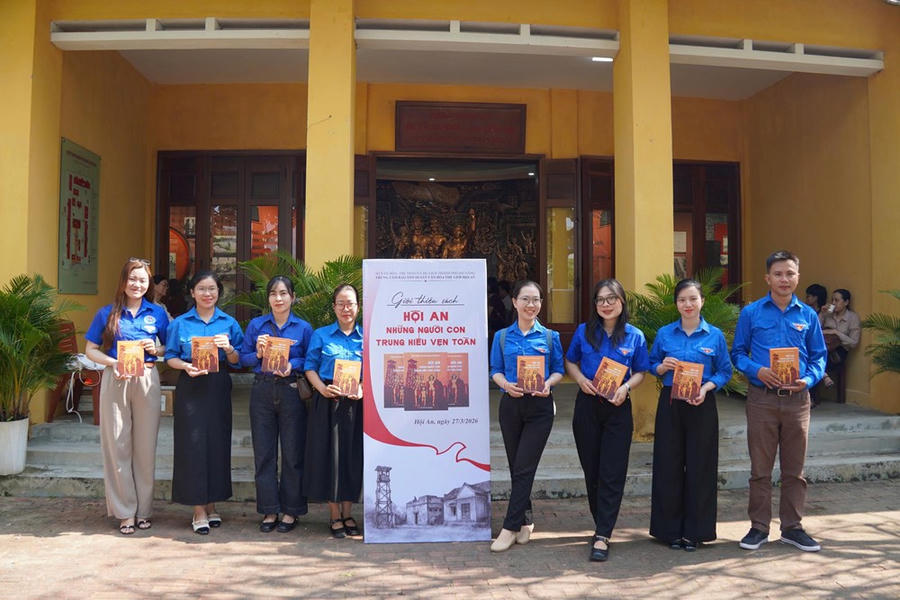 Trao tặng sách đến các đơn vị để cùng chia sẻ, lan tỏa những câu chuyện lịch sử đến công chúng