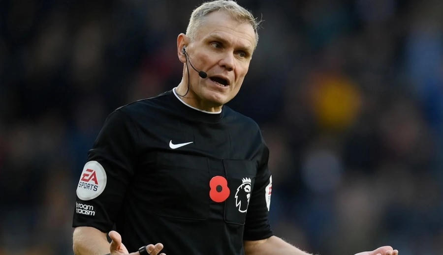 Trọng tài Graham Scott thời còn làm việc ở Ngoại hạng Anh. Ảnh: NewcastleUnited