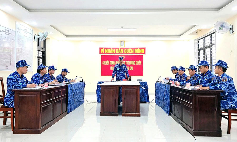 Trung tá Trịnh Văn Tuấn điều hành đơn vị luyện tập chuyển trạng thái sẵn sàng chiến đấu