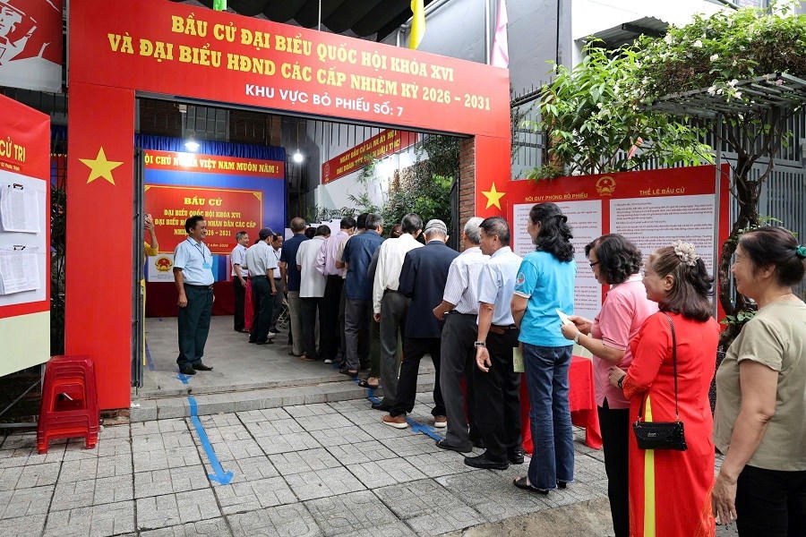 Cử tri sôi nổi tham gia bầu cử