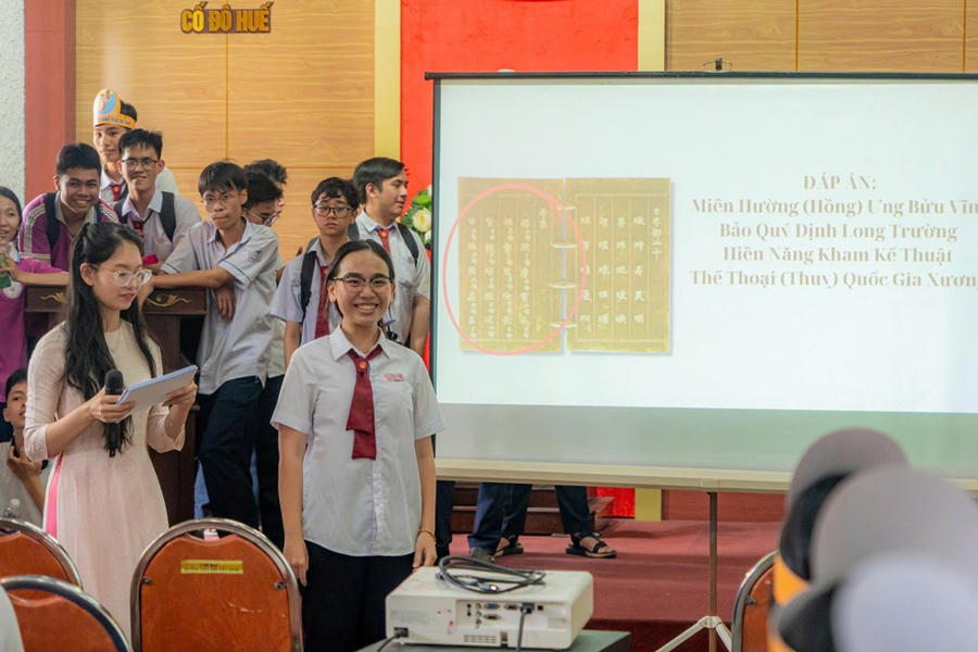 Học sinh Huế hào hứng tìm hiểu cải cách của vua Minh Mạng qua trò chơi trải nghiệm - ảnh 3