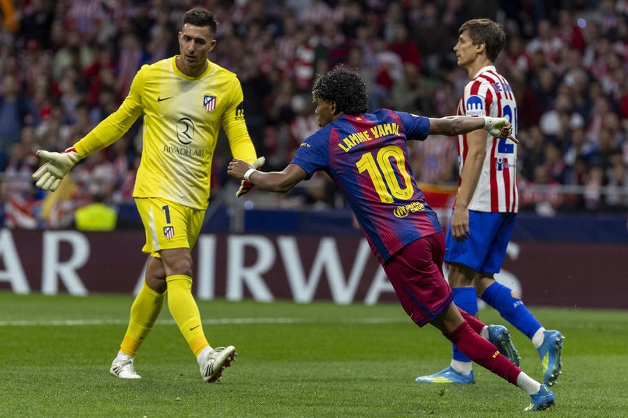 Lamine Yamal đi vào lịch sử trong ngày Barca văng khỏi Cúp C1