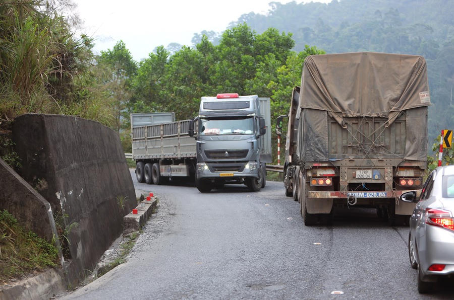 Hai xe đầu kéo đối đầu tại một khúc cua hẹp trên Quốc lộ 49, tiềm ẩn nguy cơ mất an toàn giao thông