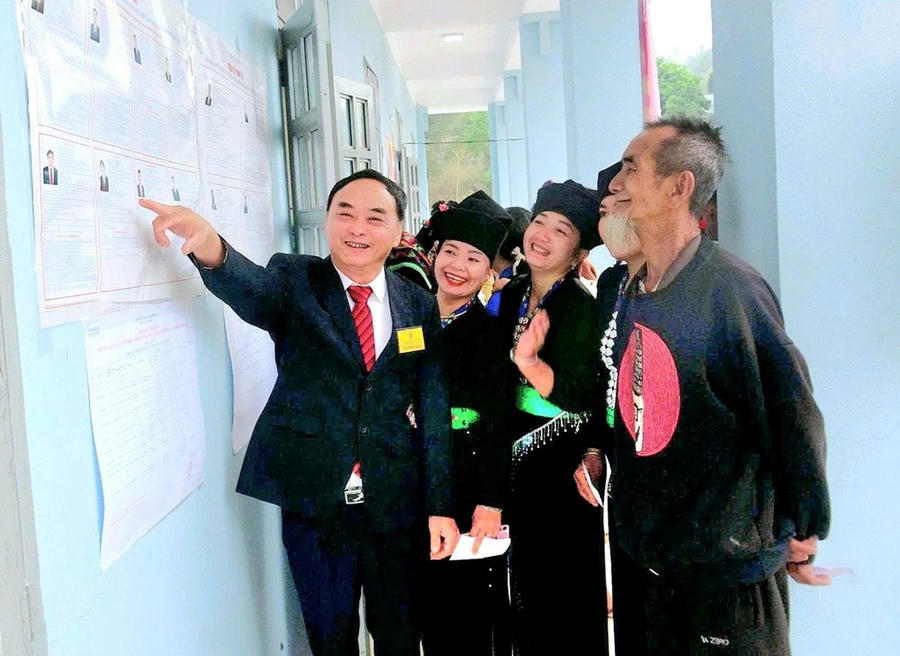 Ngay từ sáng sớm, nhiều cử tri đã có mặt tại các điểm bỏ phiếu, tạo nên không khí phấn khởi, rộn ràng