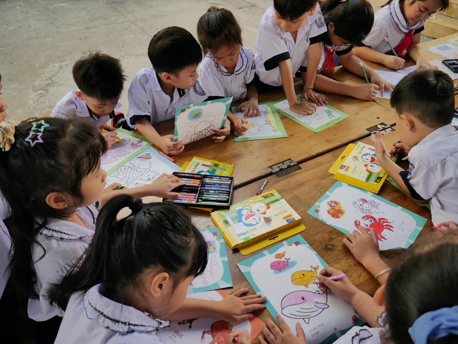 Các em học sinh hòa mình vào hoạt động trải nghiệm vẽ tranh, tô màu