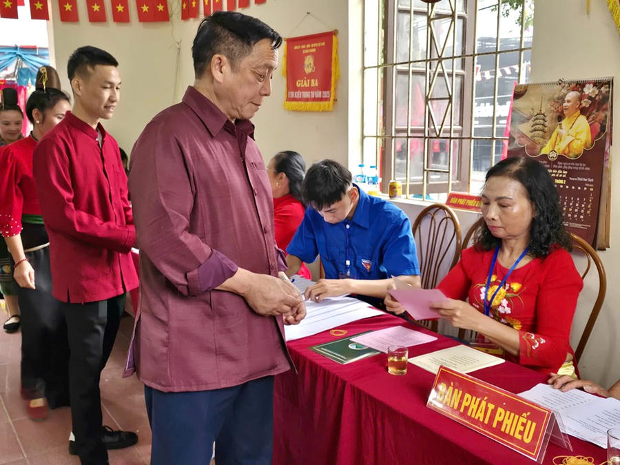 Đồng bào các dân tộc tại “Ngôi nhà chung” hồ hởi đi bầu cử
