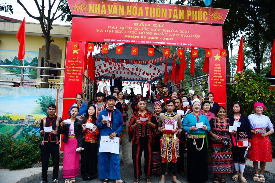 Bà con các dân tộc tại “Ngôi nhà chung” bày tỏ niềm vui khi hoàn thành bầu cử