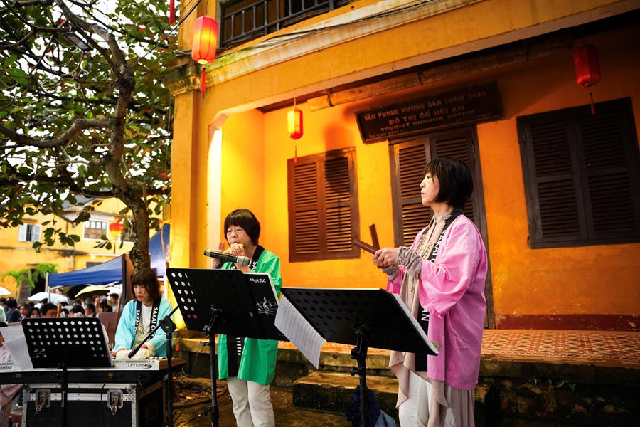 Các nghệ sĩ biểu diễn tại không gian phố cổ Hội An trong khuôn khổ Giao lưu văn hóa Hội An - Nhật Bản lần thứ 21, Đà Nẵng 2025