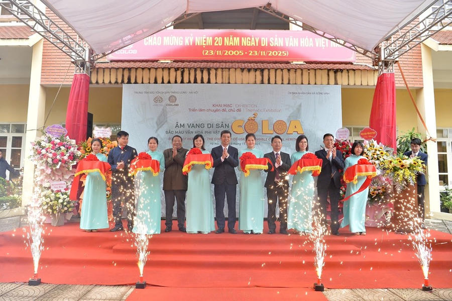 Các đại biểu cắt băng khai mạc Triển lãm "Âm vang di sản Cổ Loa"