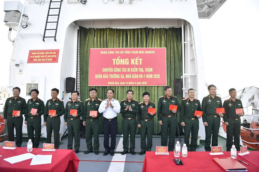 Trao Kỷ niệm chương Vì sự nghiệp bảo vệ chủ quyền biển, đảo và Huy hiệu Chiến sĩ Trường Sa tặng các đại biểu tham gia đoàn