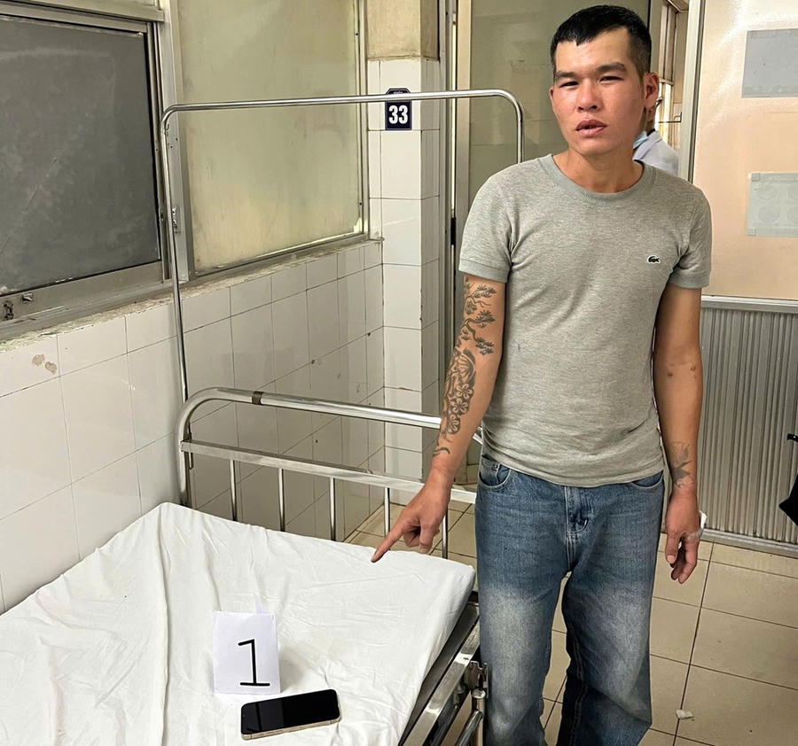 Đối tượng Nguyễn Tất Ngọc Hoàng tại buổi dựng lại hiện trường vụ trộm. Ảnh: CA