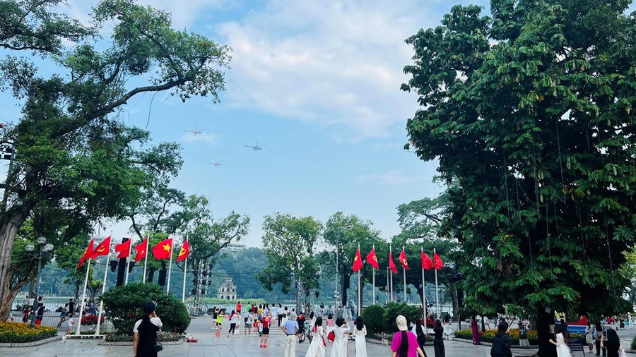 Phố cổ Hà Nội khai mạc chuỗi hoạt động văn hóa nghệ thuật kỷ niệm 51 năm Ngày Giải phóng miền Nam. Ảnh minh hoạ