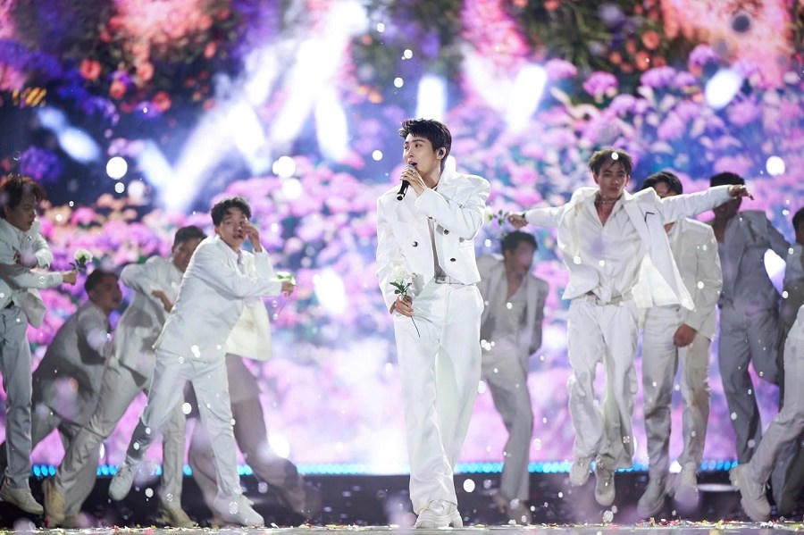 Cao trào của đêm diễn thăng hoa trong Mega concert “Vũ trụ Say Hi”, hội tụ dàn nghệ sĩ trẻ giàu năng lượng, thổi bùng không khí lễ hội âm nhạc ngoài trời rực rỡ và cuồng nhiệt