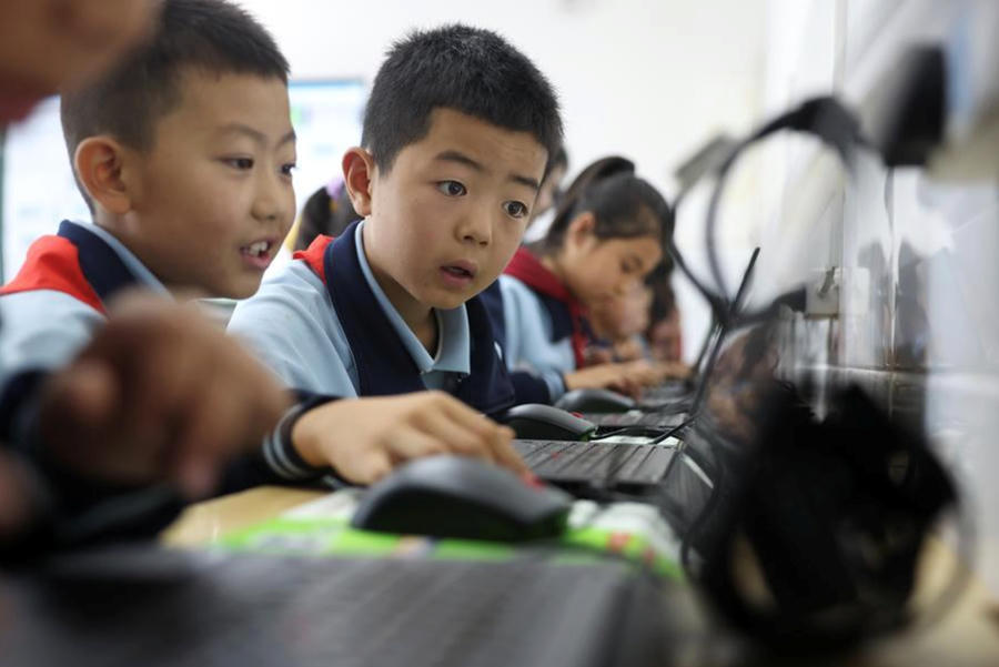 Trung Quốc thúc đẩy đưa AI vào trường học