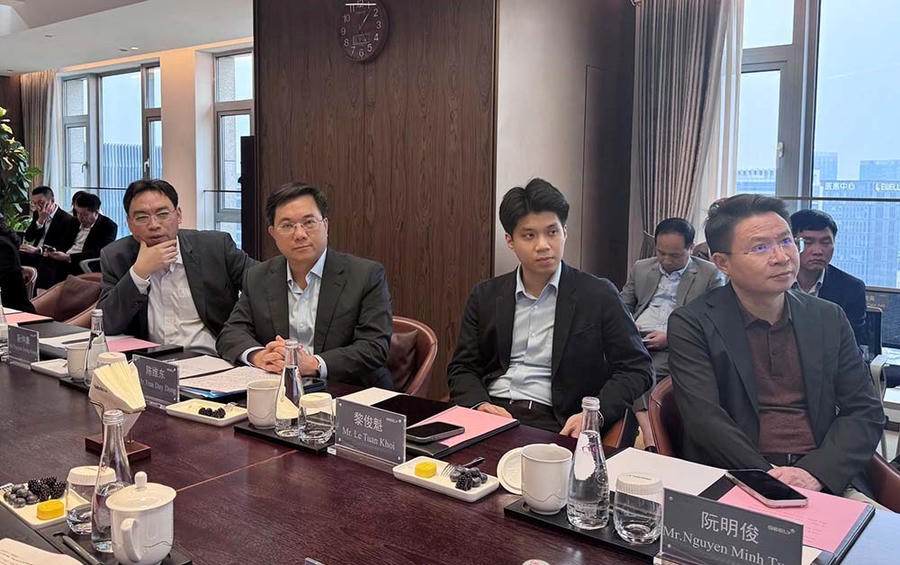 Chủ tịch UBND tỉnh Phú Thọ Trần Duy Đông và Đoàn công tác xem phóng sự giới thiệu về lịch sử hình thành và phát triển của Tập đoàn Geely.