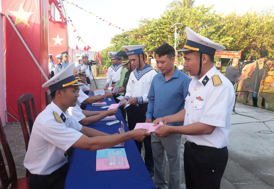 Trường Sa Lớn trong không khí ngày hội toàn dân - ảnh 2