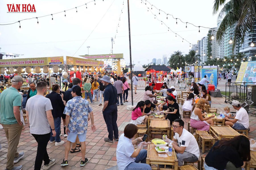 Lễ hội Đà Nẵng Food Tour 2025 thu hút rất đông người dân và du khách tham gia